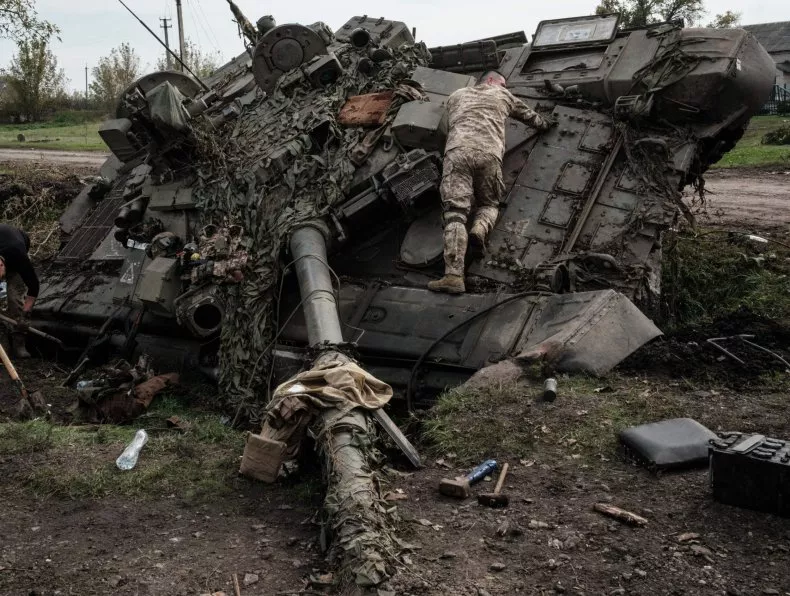 На цьому ілюстративному зображенні від 30 вересня 2022 року українські військові з покинутим російським танком Т-90А під Харковом. У мережі поширилося відео, на якому наданий США Бредлі використовують для націлювання на Т-90 в Авдіївці Донецької області